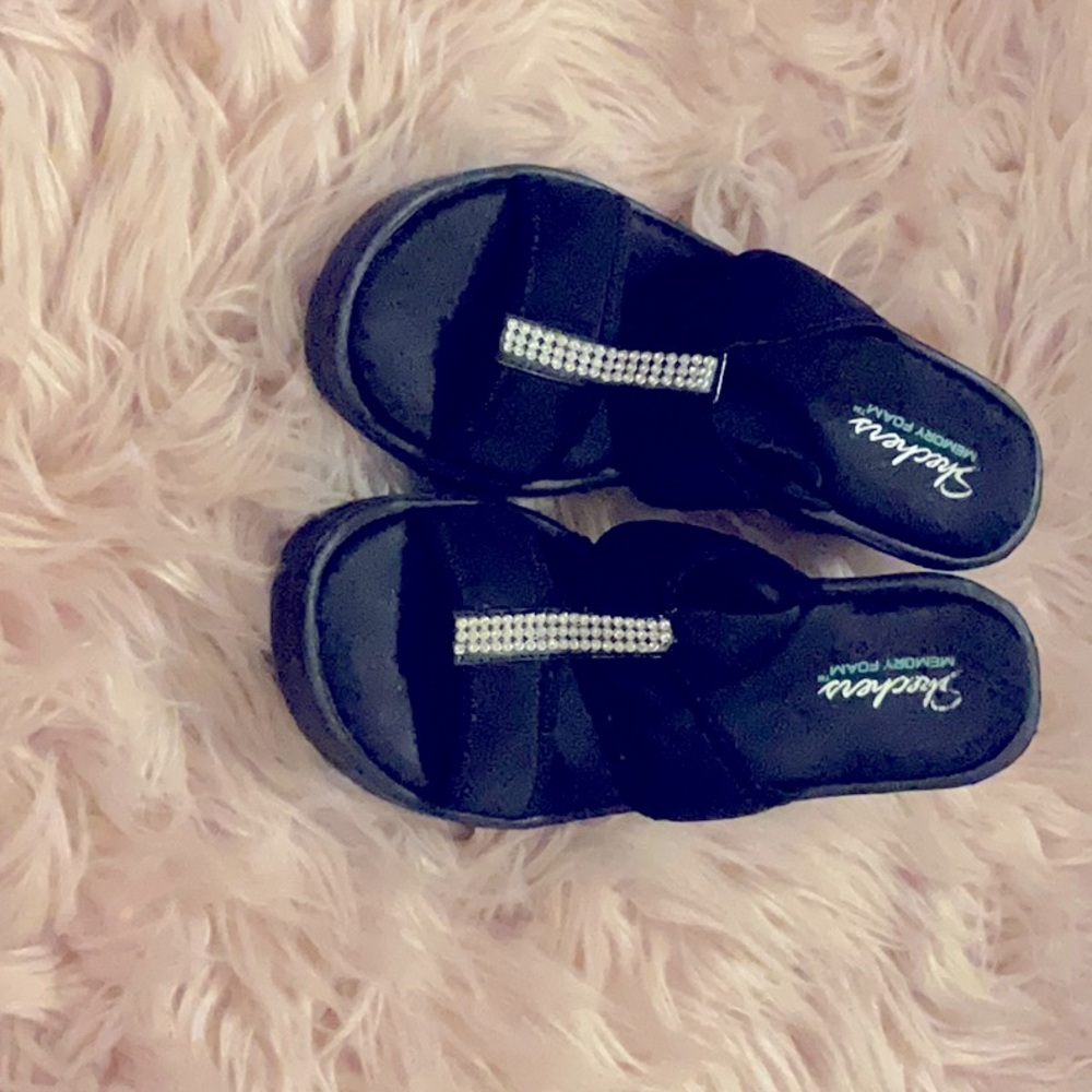 These sketchers sandals are black with a plush soul and rhinestone beads